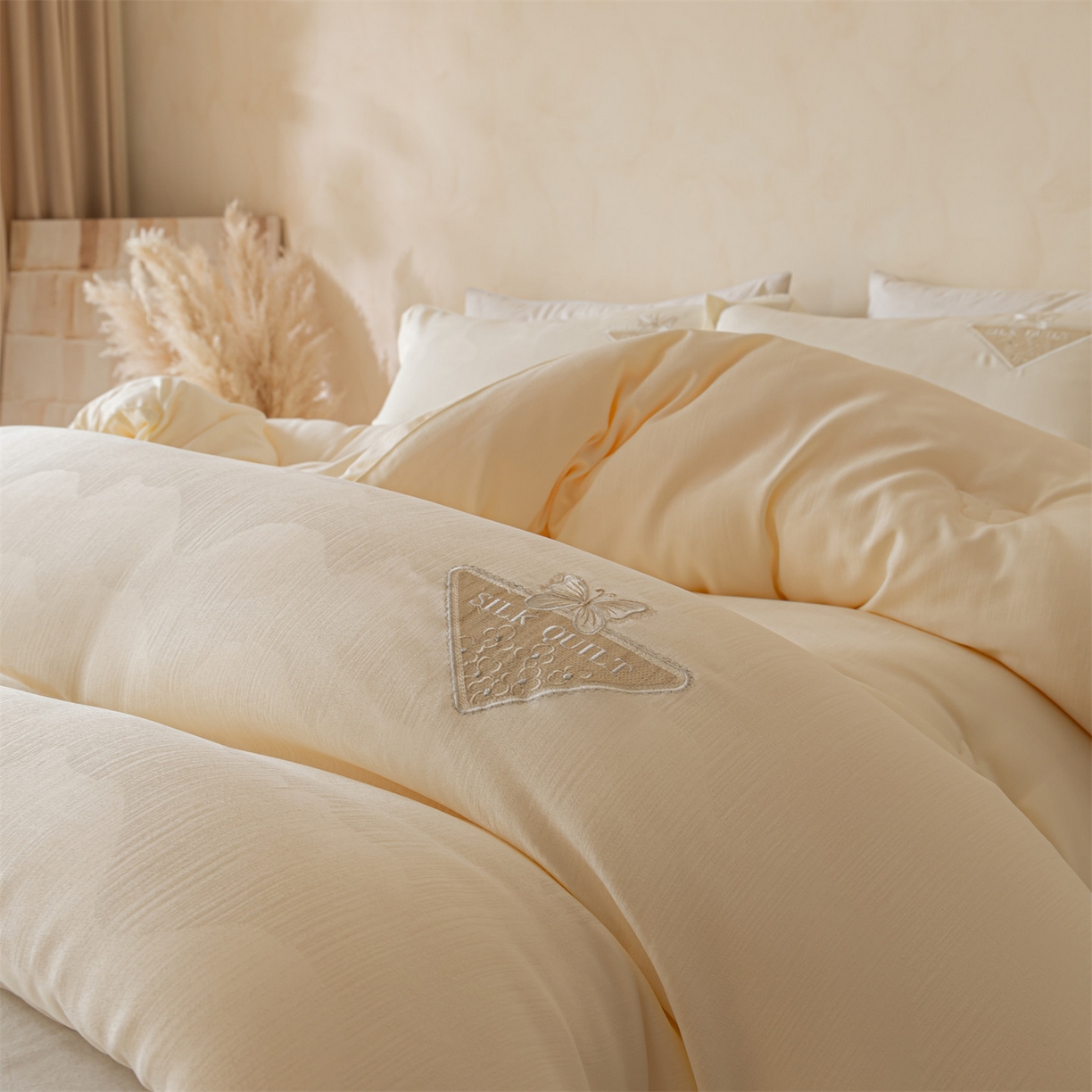 91家纺网 家纺一手货源 找家纺 宝士康家纺 2025新款提花蝴蝶刺绣飞边冬被 被子被芯 奶白