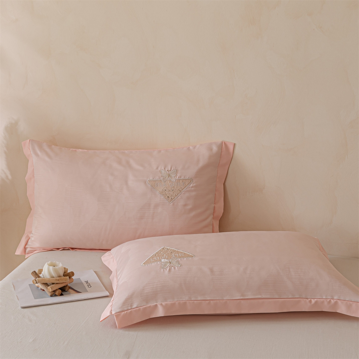 91家纺网 家纺一手货源 找家纺 宝士康家纺 2025新款提花蝴蝶刺绣飞边冬被 被子被芯 粉色