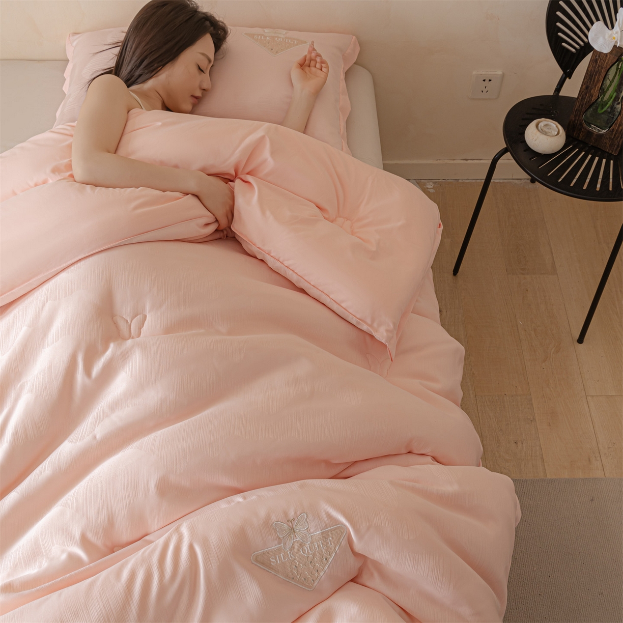 91家纺网 家纺一手货源 找家纺 宝士康家纺 2025新款提花蝴蝶刺绣飞边冬被 被子被芯 粉色