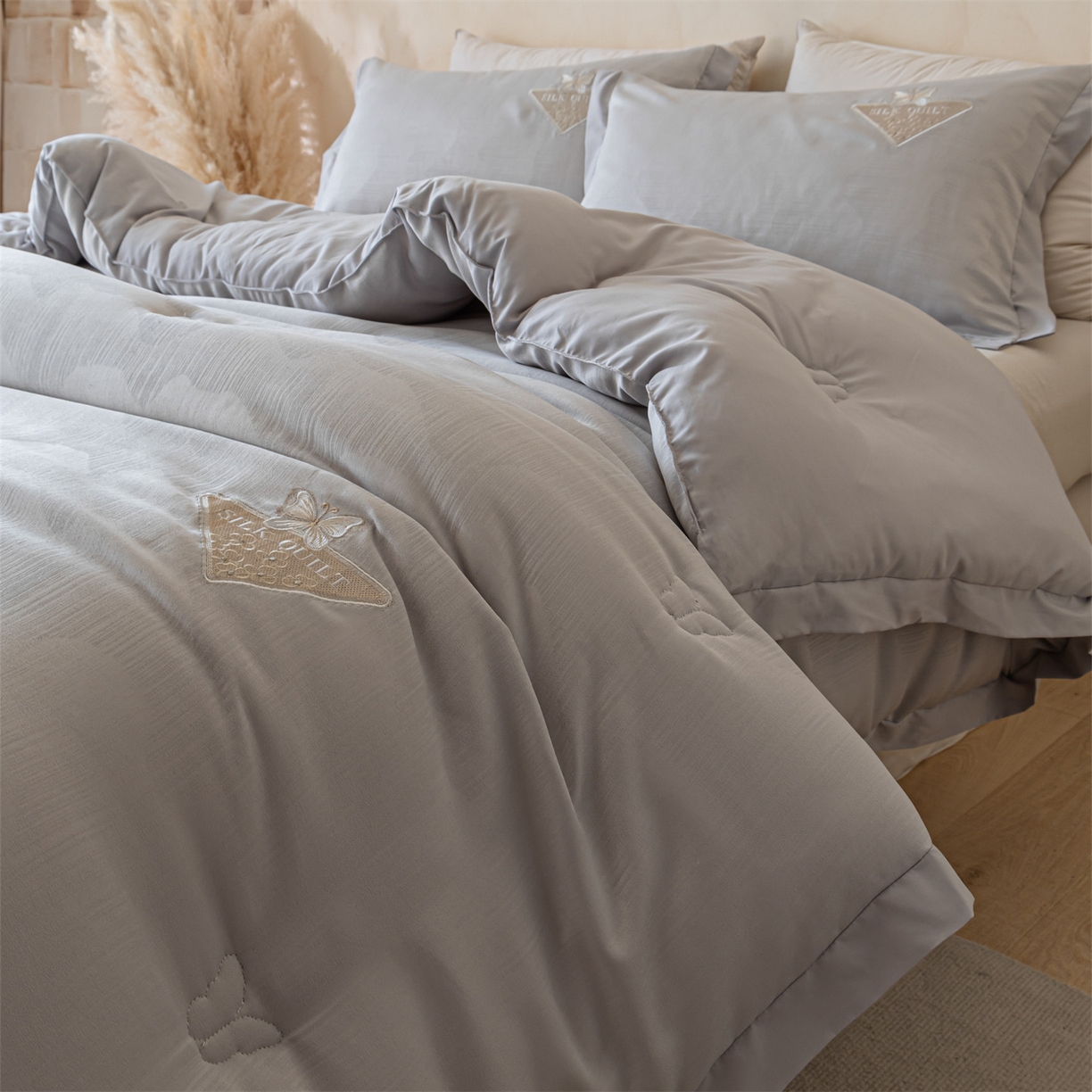 91家纺网 家纺一手货源 找家纺 宝士康家纺 2025新款提花蝴蝶刺绣飞边冬被 被子被芯 浅灰
