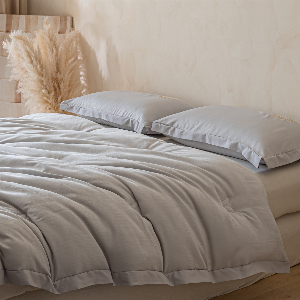 91家纺网 家纺一手货源 找家纺 宝士康家纺 2025新款提花蝴蝶刺绣飞边冬被 被子被芯 浅灰