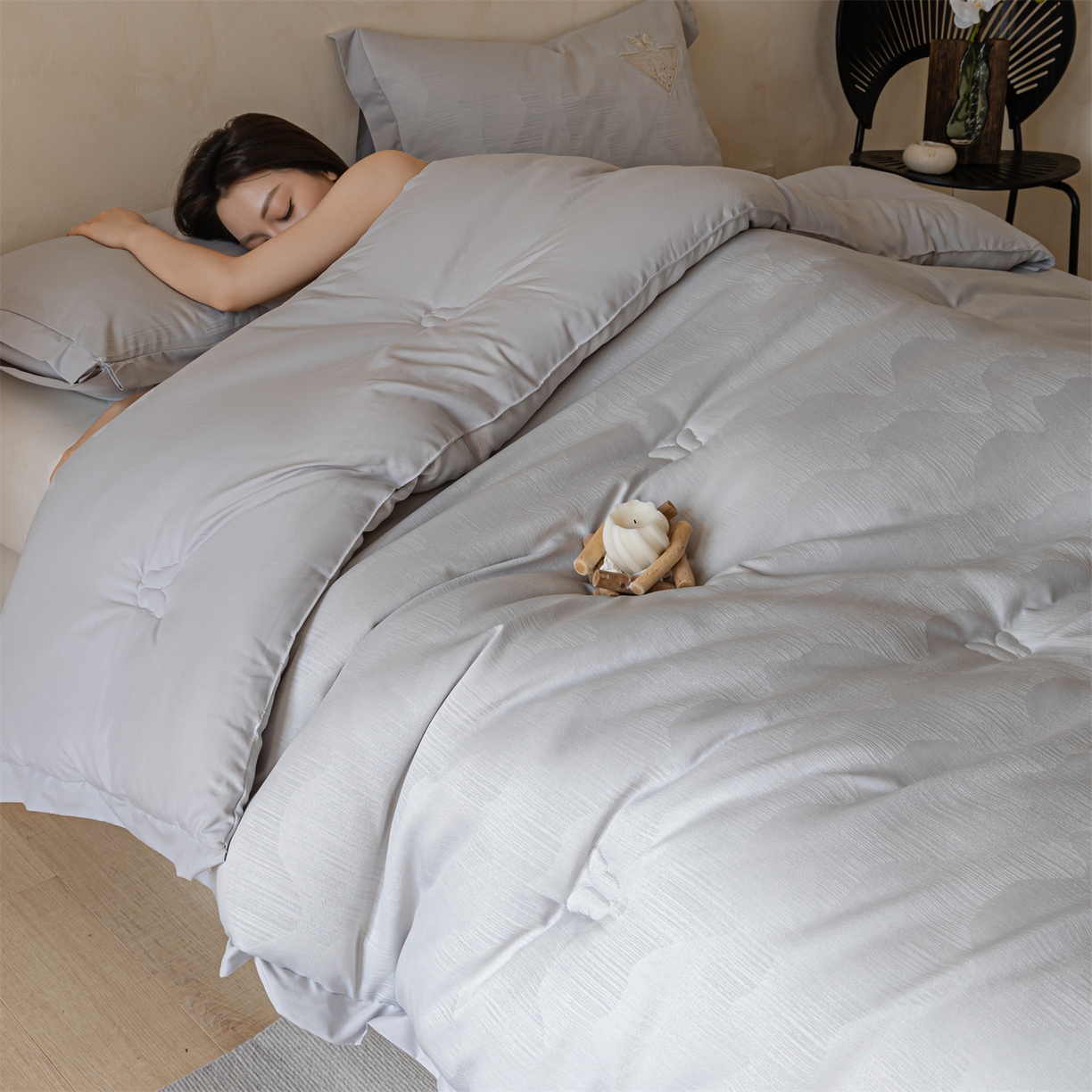 91家纺网 家纺一手货源 找家纺 宝士康家纺 2025新款提花蝴蝶刺绣飞边冬被 被子被芯 浅灰