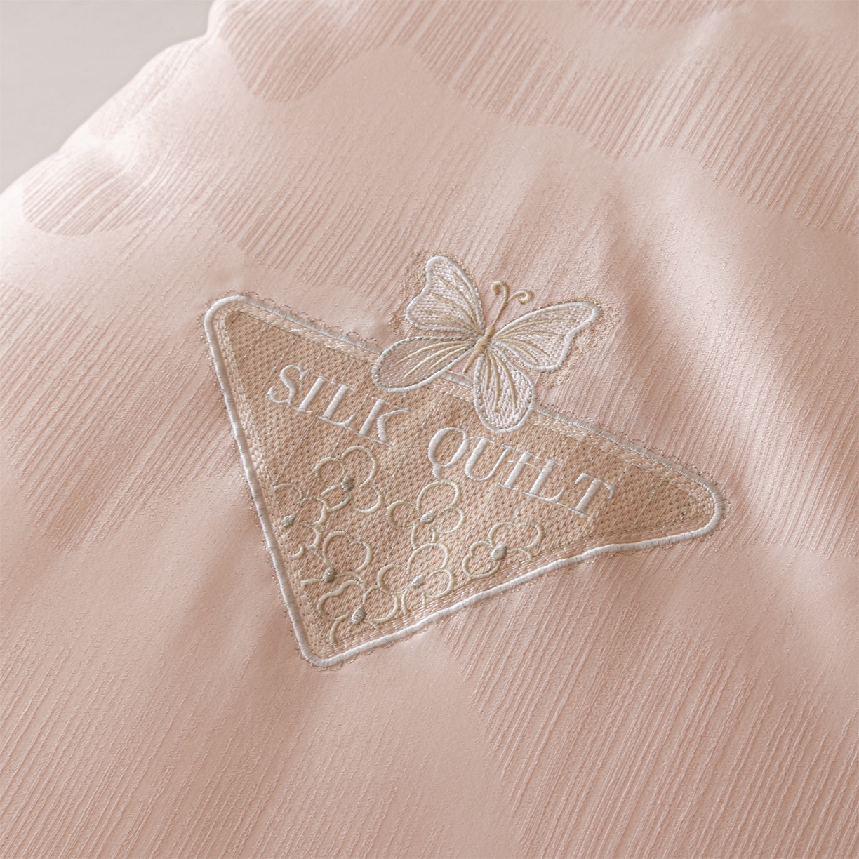 91家纺网 家纺一手货源 找家纺 宝士康家纺 2025新款提花蝴蝶刺绣飞边冬被 被子被芯 粉色