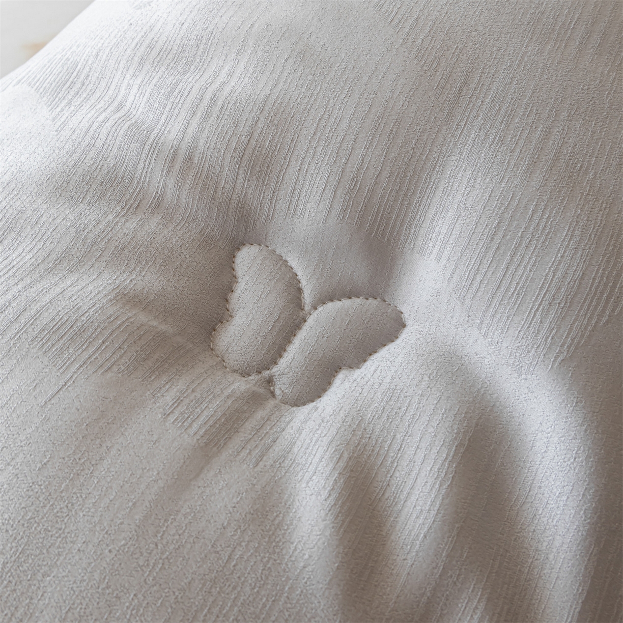 91家纺网 家纺一手货源 找家纺 宝士康家纺 2025新款提花蝴蝶刺绣飞边冬被 被子被芯 浅灰