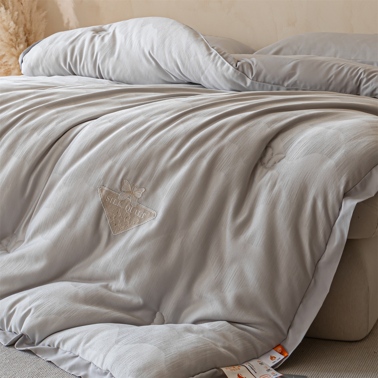 91家纺网 家纺一手货源 找家纺 宝士康家纺 2025新款提花蝴蝶刺绣飞边冬被 被子被芯 浅灰