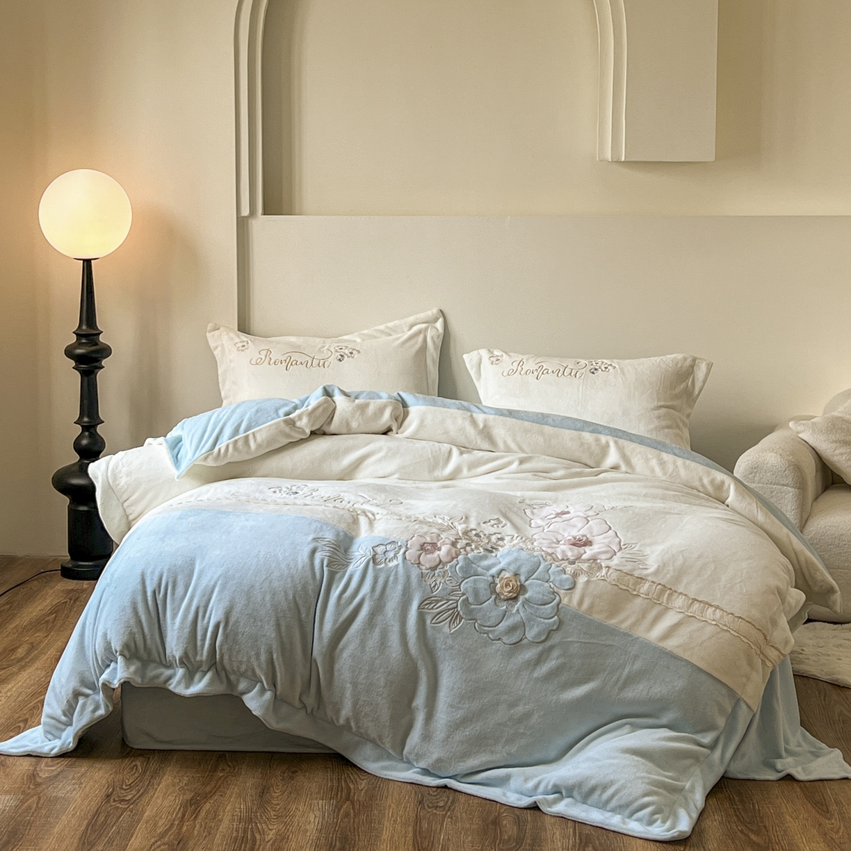 91家纺网 家纺一手货源 找家纺 新印象 2025新款全消光牛奶绒绣花活性印染四件套花织梦 花织梦-清新蓝