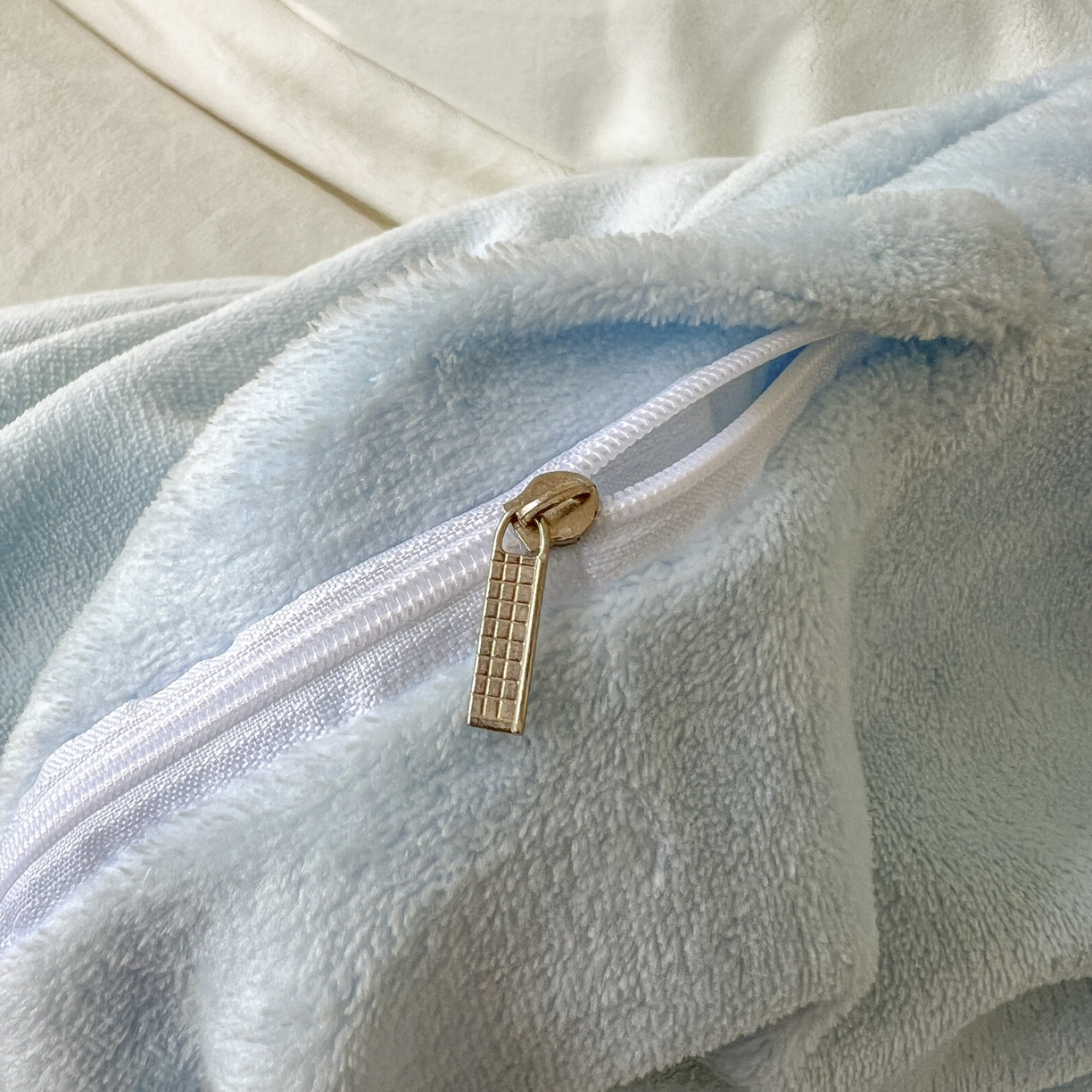 91家纺网 家纺一手货源 找家纺 新印象 2025新款全消光牛奶绒绣花活性印染四件套花织梦 花织梦-清新蓝