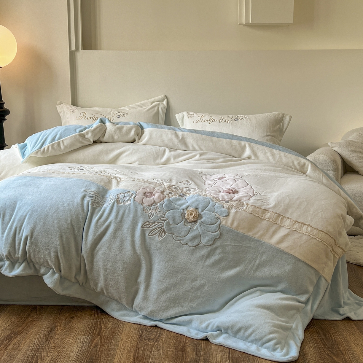 91家纺网 家纺一手货源 找家纺 新印象 2025新款全消光牛奶绒绣花活性印染四件套花织梦 花织梦-清新蓝