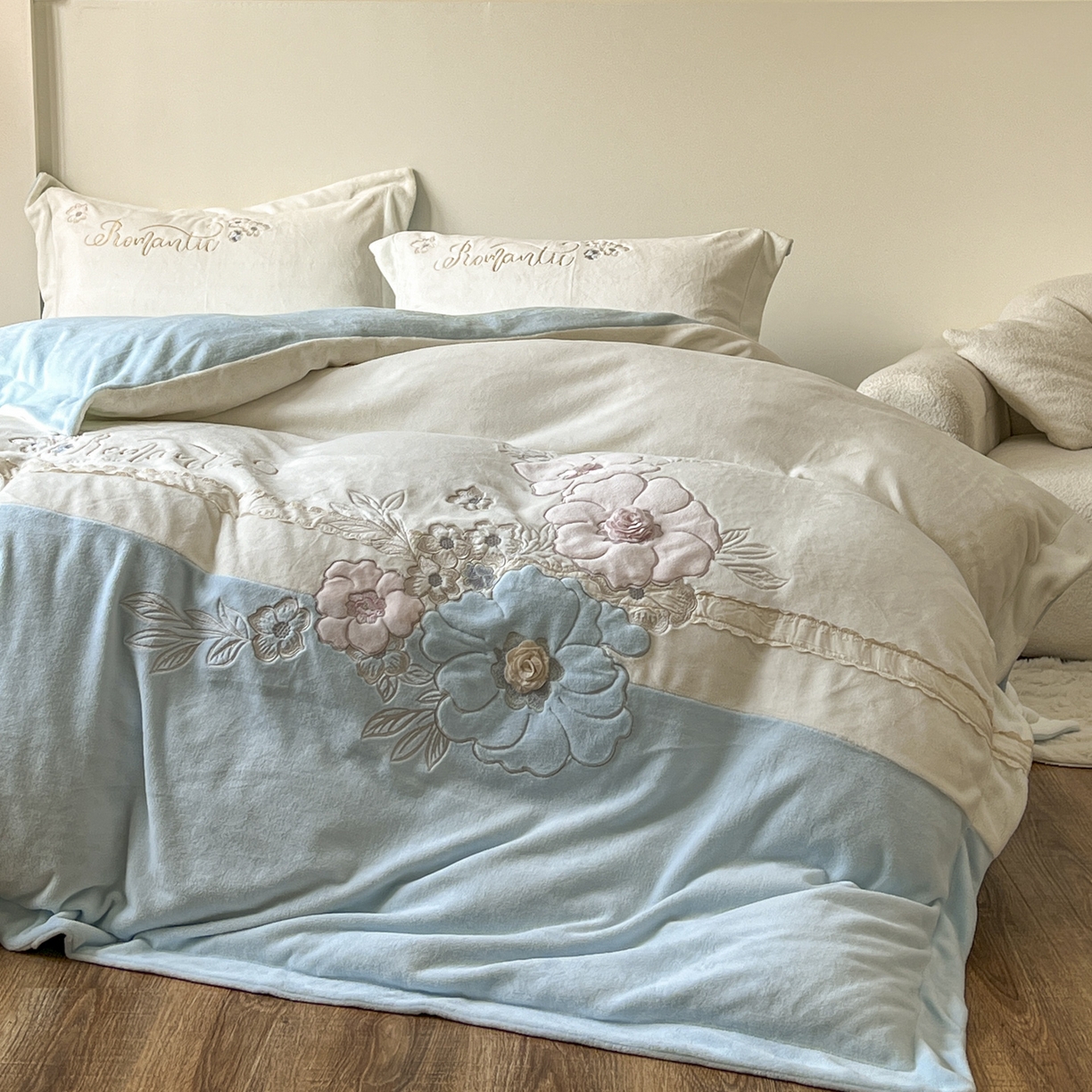 91家纺网 家纺一手货源 找家纺 新印象 2025新款全消光牛奶绒绣花活性印染四件套花织梦 花织梦-清新蓝