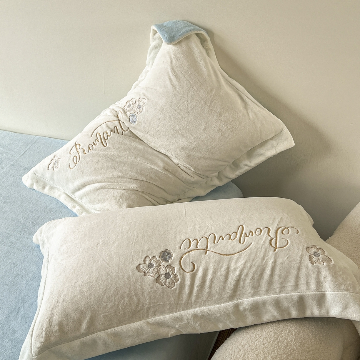 91家纺网 家纺一手货源 找家纺 新印象 2025新款全消光牛奶绒绣花活性印染四件套花织梦 花织梦-清新蓝