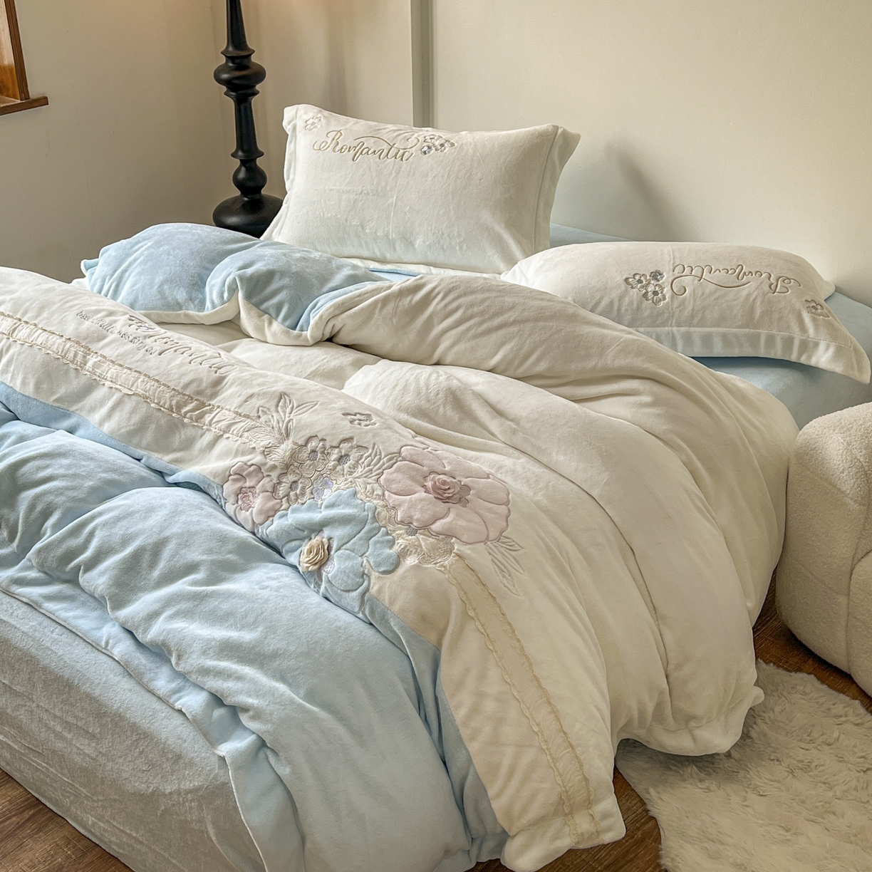 91家纺网 家纺一手货源 找家纺 新印象 2025新款全消光牛奶绒绣花活性印染四件套花织梦 花织梦-清新蓝