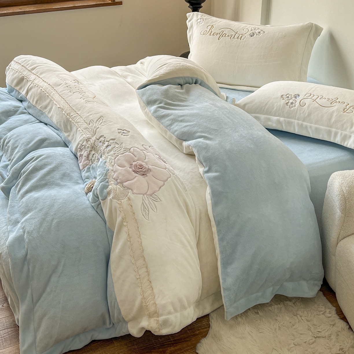 91家纺网 家纺一手货源 找家纺 新印象 2025新款全消光牛奶绒绣花活性印染四件套花织梦 花织梦-清新蓝