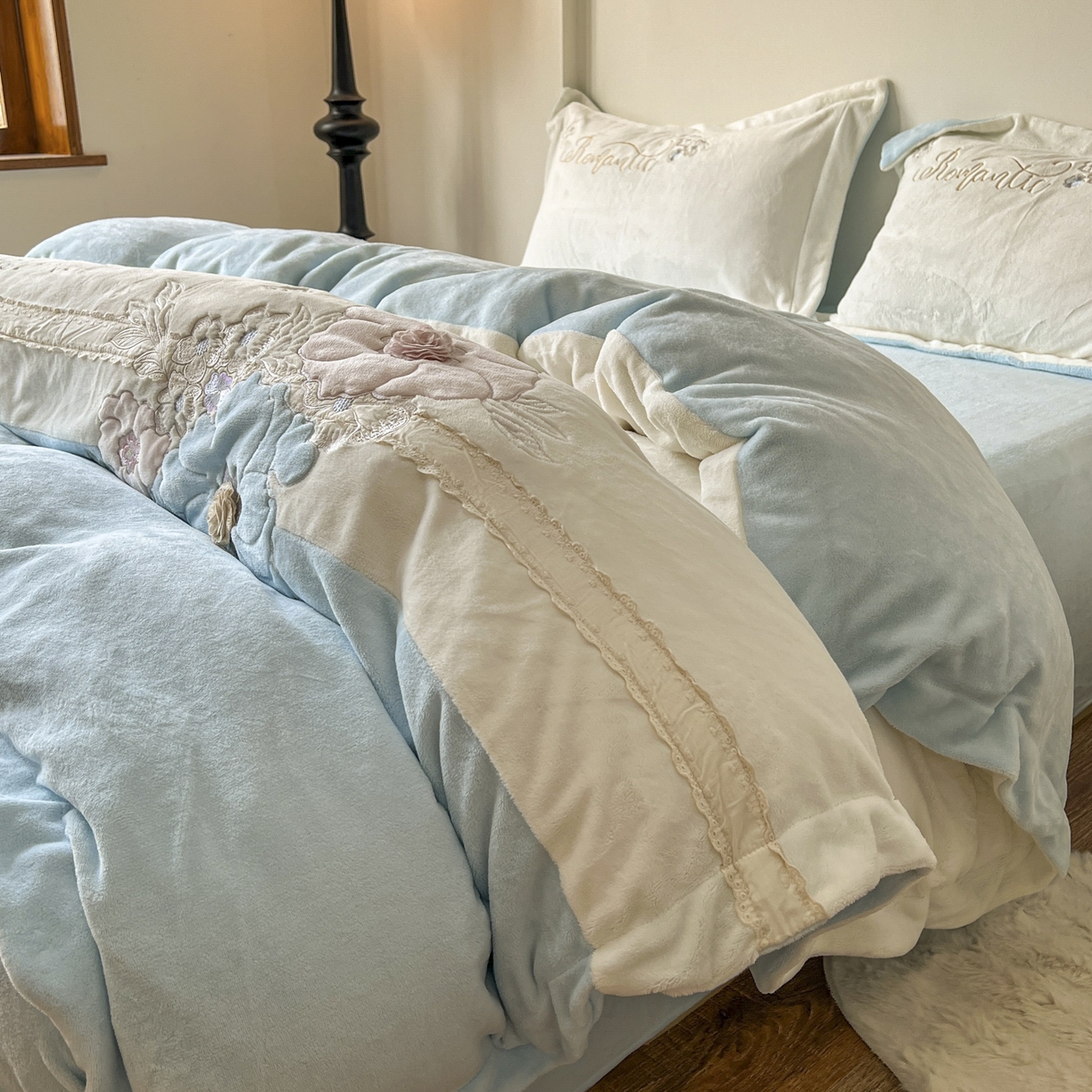 91家纺网 家纺一手货源 找家纺 新印象 2025新款全消光牛奶绒绣花活性印染四件套花织梦 花织梦-清新蓝