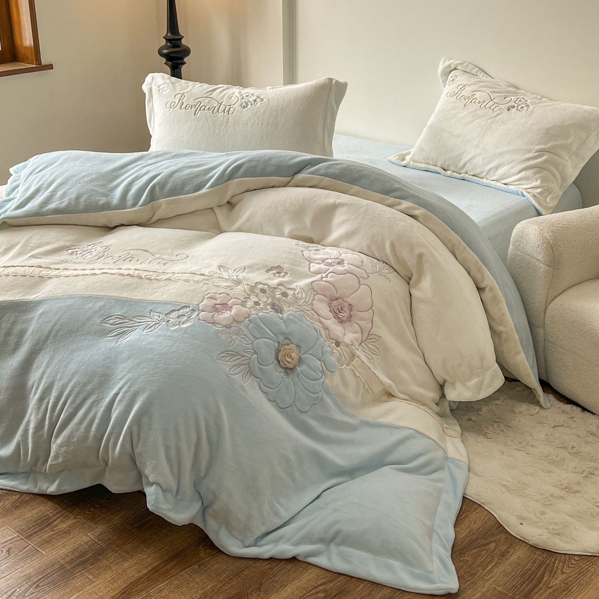 91家纺网 家纺一手货源 找家纺 新印象 2025新款全消光牛奶绒绣花活性印染四件套花织梦 花织梦-清新蓝