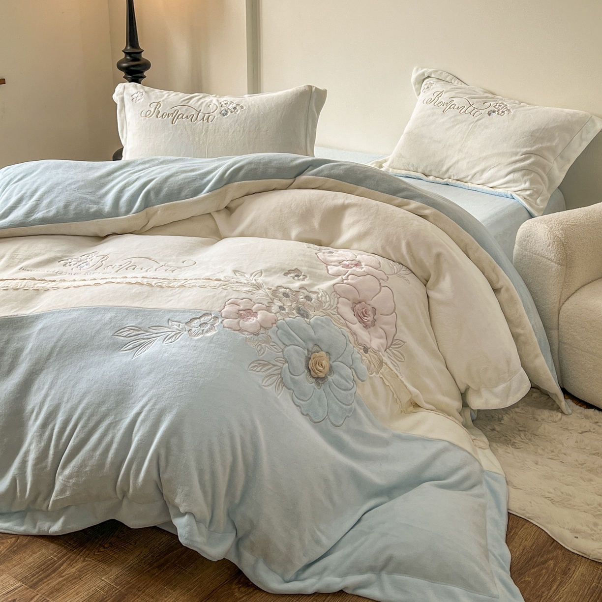 91家纺网 家纺一手货源 找家纺 新印象 2025新款全消光牛奶绒绣花活性印染四件套花织梦 花织梦-清新蓝