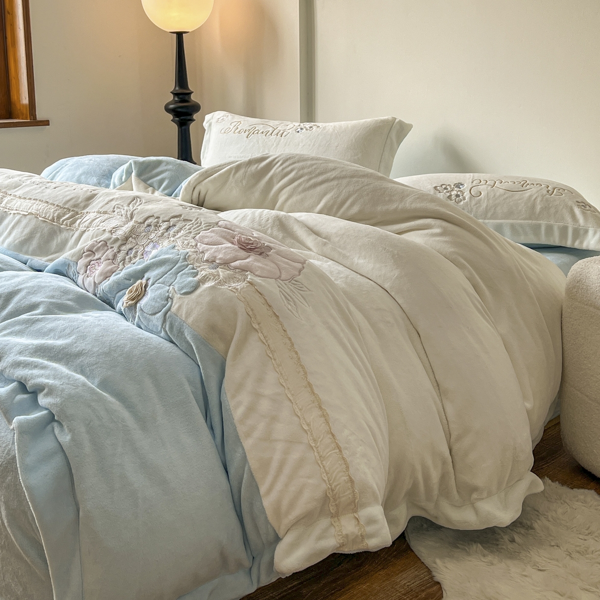 91家纺网 家纺一手货源 找家纺 新印象 2025新款全消光牛奶绒绣花活性印染四件套花织梦 花织梦-清新蓝