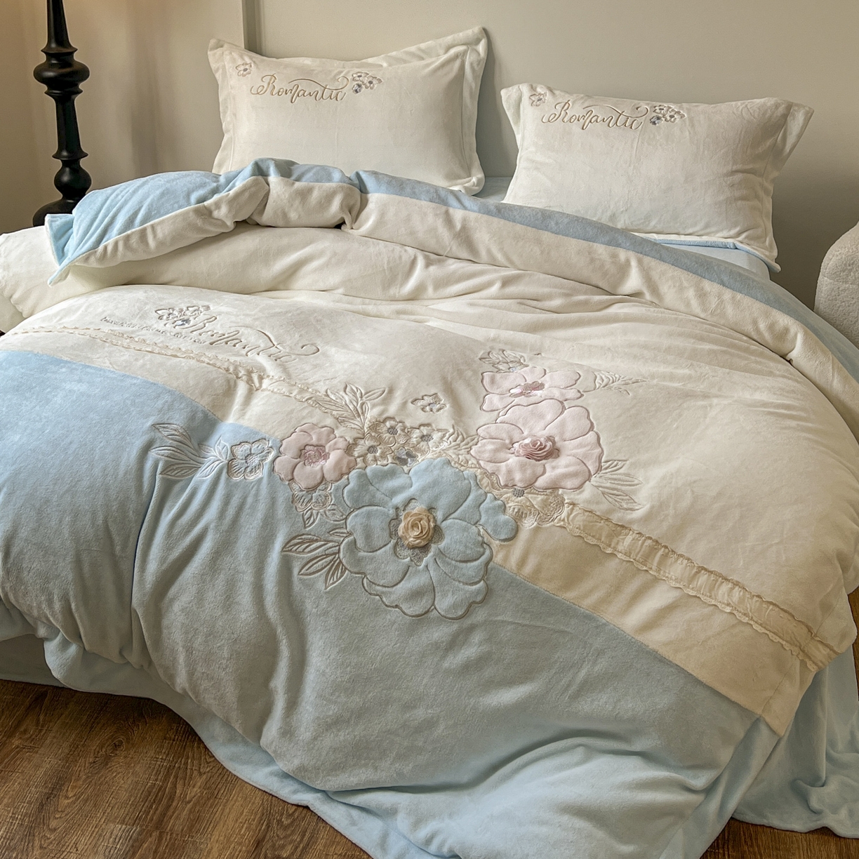 91家纺网 家纺一手货源 找家纺 新印象 2025新款全消光牛奶绒绣花活性印染四件套花织梦 花织梦-清新蓝