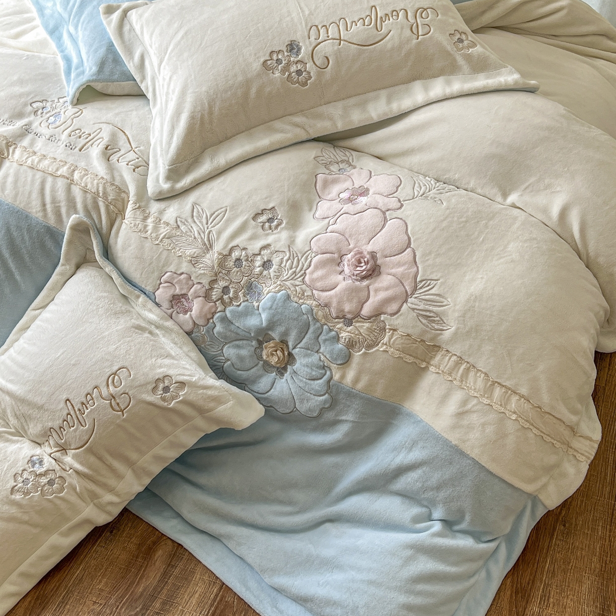 91家纺网 家纺一手货源 找家纺 新印象 2025新款全消光牛奶绒绣花活性印染四件套花织梦 花织梦-清新蓝