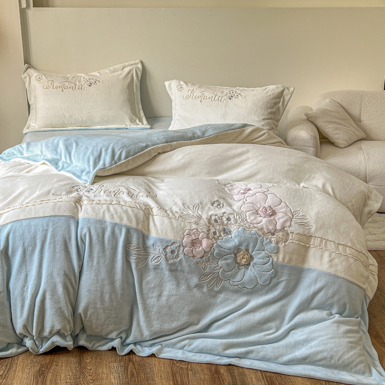 91家纺网 家纺一手货源 找家纺 新印象 2025新款全消光牛奶绒绣花活性印染四件套花织梦 花织梦-清新蓝