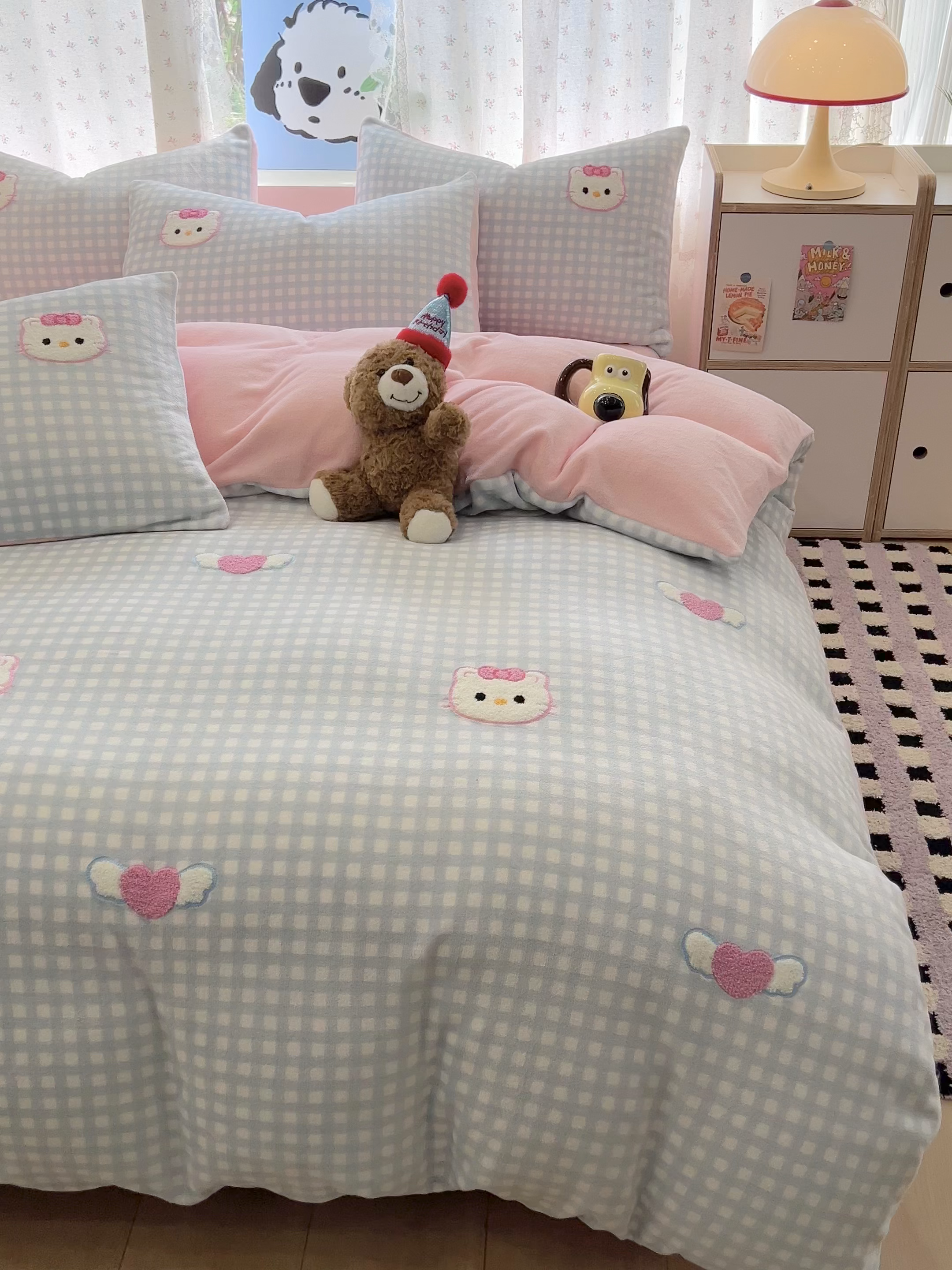 91家纺网 家纺一手货源 找家纺 寐居家纺 2025新款纯色毛巾绣牛奶绒四件套 甜心格韵