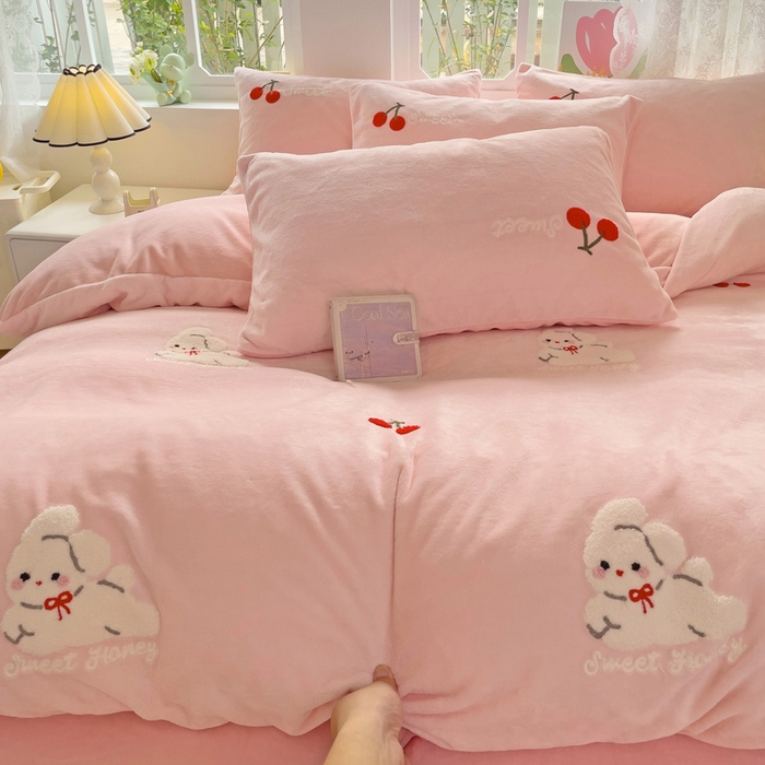 91家纺网 家纺一手货源 找家纺 寐居家纺 2025新款纯色毛巾绣牛奶绒四件套 樱桃兔-嫩粉