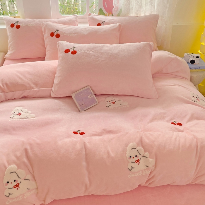 91家纺网 家纺一手货源 找家纺 寐居家纺 2025新款纯色毛巾绣牛奶绒四件套 樱桃兔-嫩粉