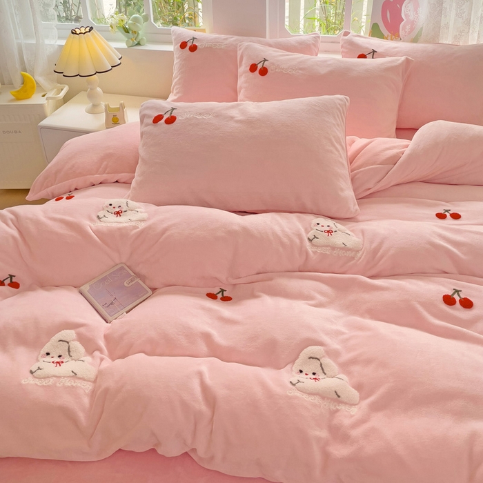 91家纺网 家纺一手货源 找家纺 寐居家纺 2025新款纯色毛巾绣牛奶绒四件套 樱桃兔-嫩粉