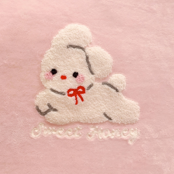 91家纺网 家纺一手货源 找家纺 寐居家纺 2025新款纯色毛巾绣牛奶绒四件套 樱桃兔-嫩粉