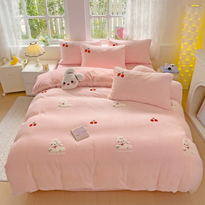 91家纺网 家纺一手货源 找家纺 寐居家纺 2025新款纯色毛巾绣牛奶绒四件套 樱桃兔-嫩粉