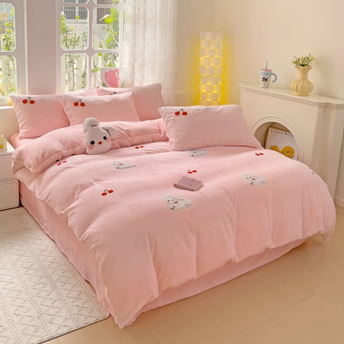 91家纺网 家纺一手货源 找家纺 寐居家纺 2025新款纯色毛巾绣牛奶绒四件套 樱桃兔-嫩粉