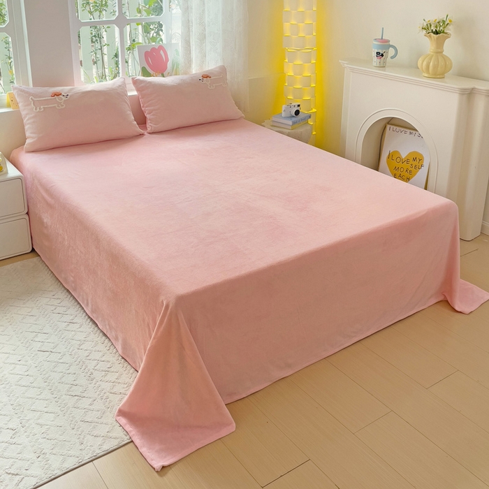 91家纺网 家纺一手货源 找家纺 寐居家纺 2025新款纯色毛巾绣牛奶绒四件套 樱桃兔-嫩粉