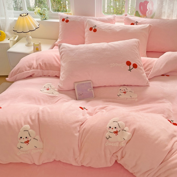 91家纺网 家纺一手货源 找家纺 寐居家纺 2025新款纯色毛巾绣牛奶绒四件套 樱桃兔-嫩粉
