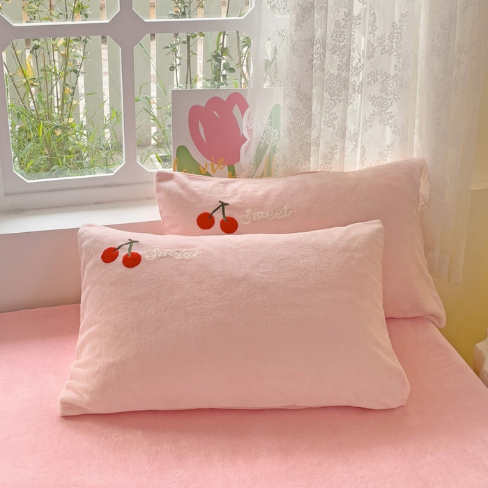 91家纺网 家纺一手货源 找家纺 寐居家纺 2025新款纯色毛巾绣牛奶绒四件套 樱桃兔-嫩粉