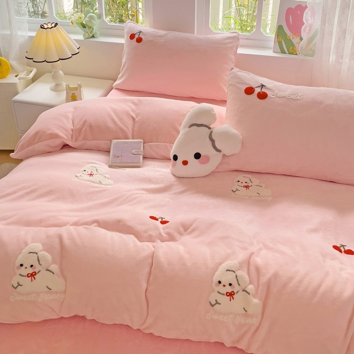 91家纺网 家纺一手货源 找家纺 寐居家纺 2025新款纯色毛巾绣牛奶绒四件套 樱桃兔-嫩粉