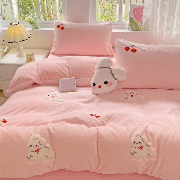 91家纺网 家纺一手货源 找家纺 寐居家纺 2025新款纯色毛巾绣牛奶绒四件套 樱桃兔-嫩粉