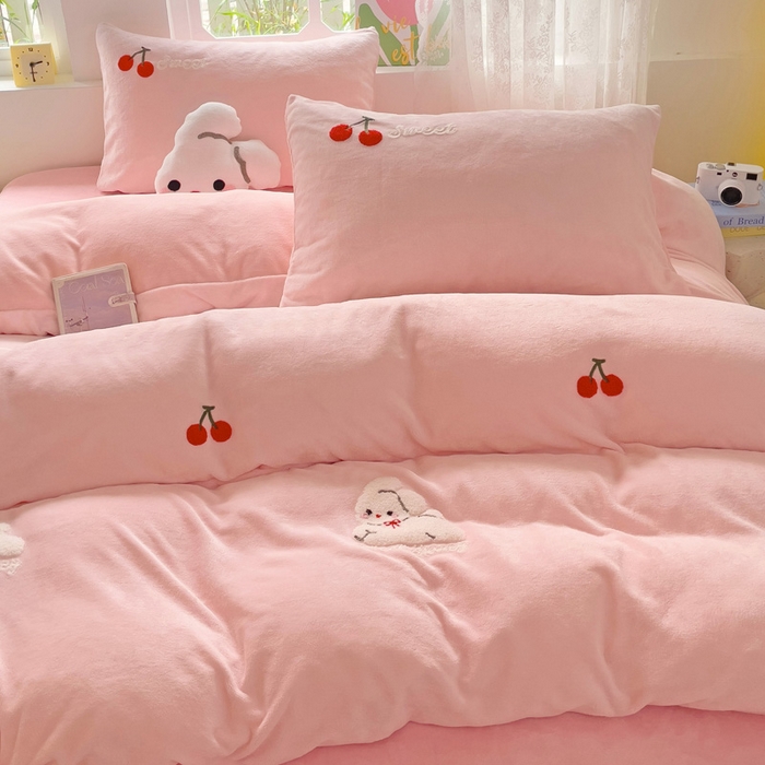 91家纺网 家纺一手货源 找家纺 寐居家纺 2025新款纯色毛巾绣牛奶绒四件套 樱桃兔-嫩粉