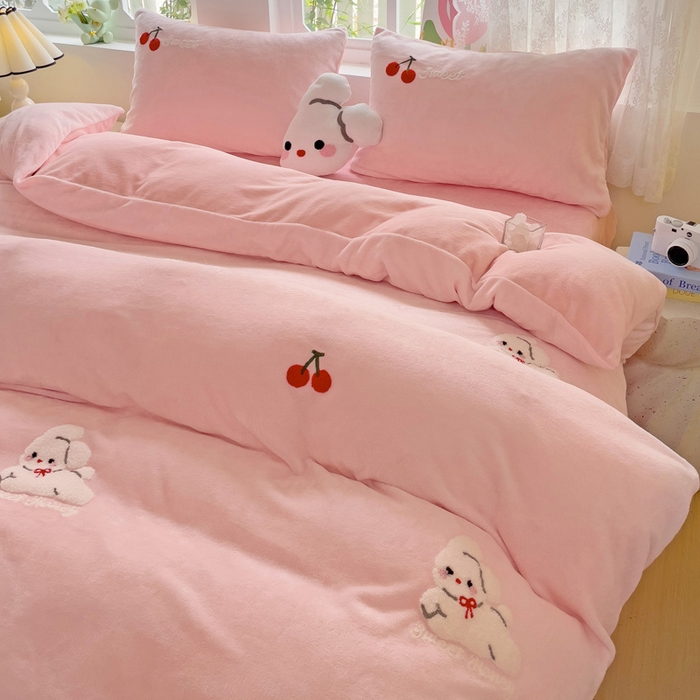 91家纺网 家纺一手货源 找家纺 寐居家纺 2025新款纯色毛巾绣牛奶绒四件套 樱桃兔-嫩粉
