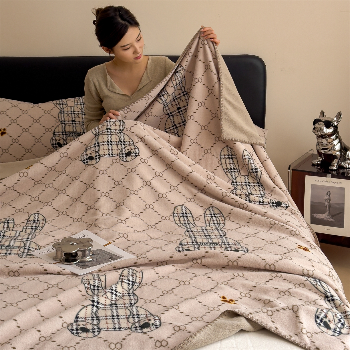 91家纺网 家纺一手货源 找家纺 慕木家纺 2025新款高克重印花仿羊绒双层毛毯毛毯毯子（可供跨境提供买家秀） 雅韵萌兔-咖