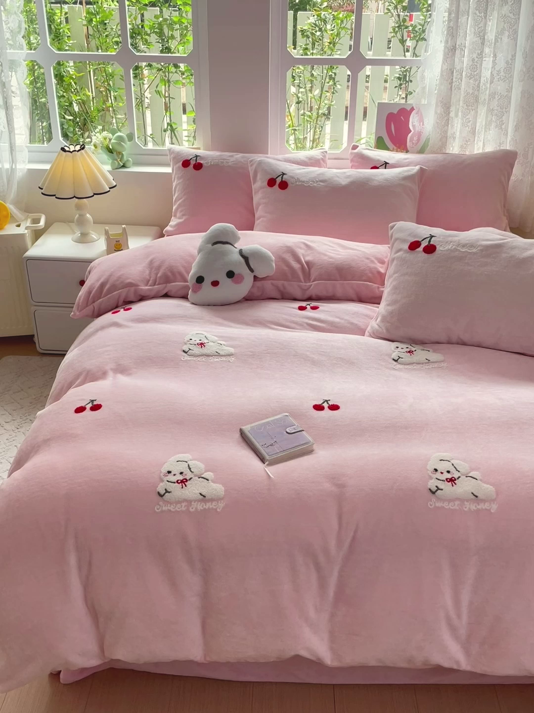 91家纺网 家纺一手货源 找家纺 寐居家纺 2025新款纯色毛巾绣牛奶绒四件套 樱桃兔-嫩粉
