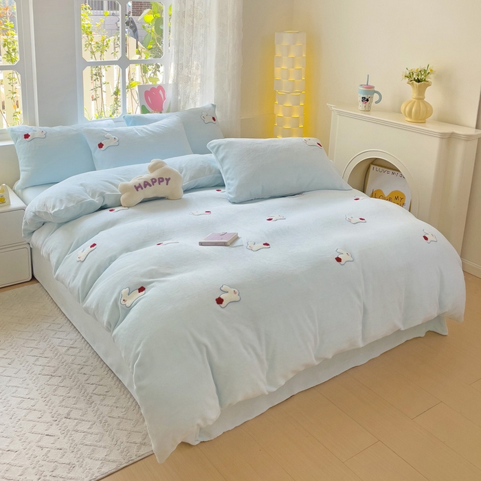 91家纺网 家纺一手货源 找家纺 寐居家纺 2025新款纯色毛巾绣牛奶绒四件套 云朵兔-蓝