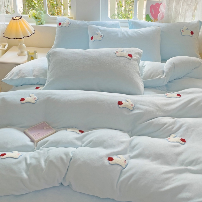 91家纺网 家纺一手货源 找家纺 寐居家纺 2025新款纯色毛巾绣牛奶绒四件套 云朵兔-蓝