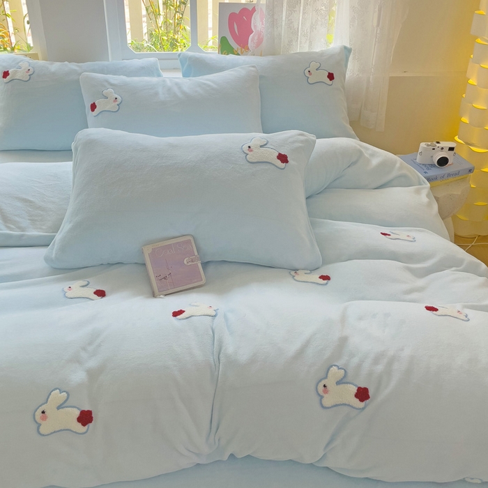 91家纺网 家纺一手货源 找家纺 寐居家纺 2025新款纯色毛巾绣牛奶绒四件套 云朵兔-蓝