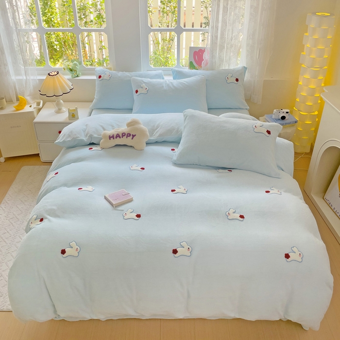 91家纺网 家纺一手货源 找家纺 寐居家纺 2025新款纯色毛巾绣牛奶绒四件套 云朵兔-蓝