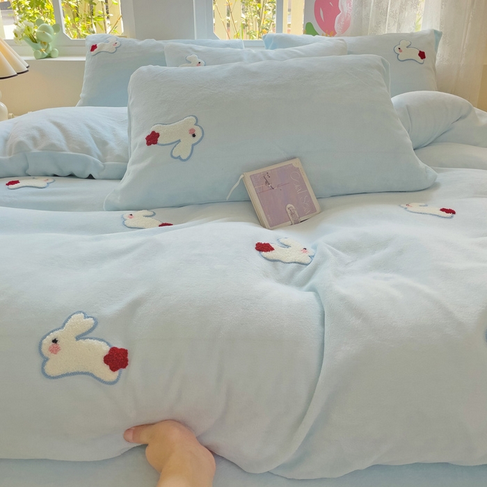 91家纺网 家纺一手货源 找家纺 寐居家纺 2025新款纯色毛巾绣牛奶绒四件套 云朵兔-蓝
