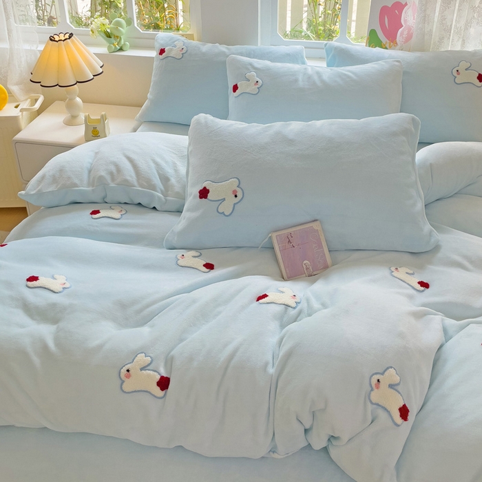 91家纺网 家纺一手货源 找家纺 寐居家纺 2025新款纯色毛巾绣牛奶绒四件套 云朵兔-蓝