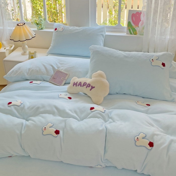 91家纺网 家纺一手货源 找家纺 寐居家纺 2025新款纯色毛巾绣牛奶绒四件套 云朵兔-蓝