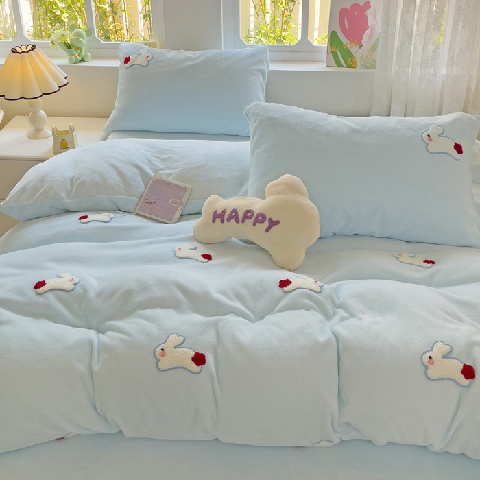 91家纺网 家纺一手货源 找家纺 寐居家纺 2025新款纯色毛巾绣牛奶绒四件套 云朵兔-蓝