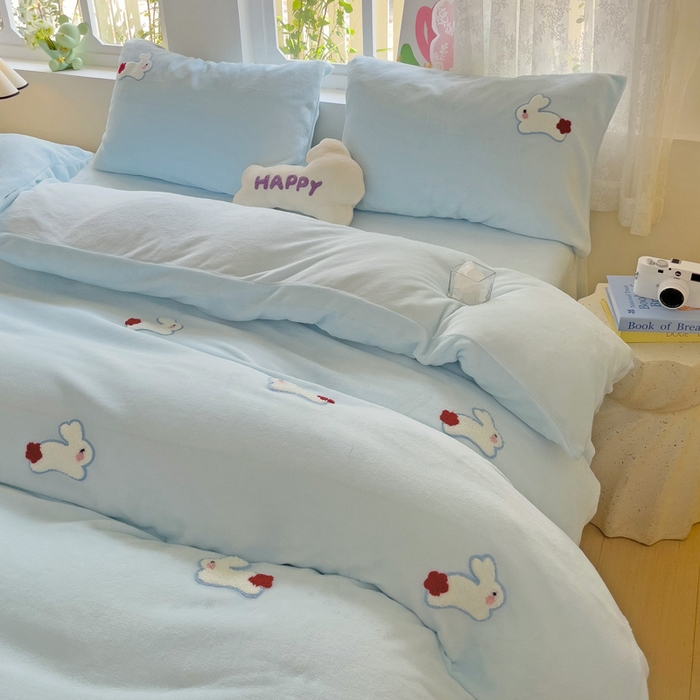 91家纺网 家纺一手货源 找家纺 寐居家纺 2025新款纯色毛巾绣牛奶绒四件套 云朵兔-蓝