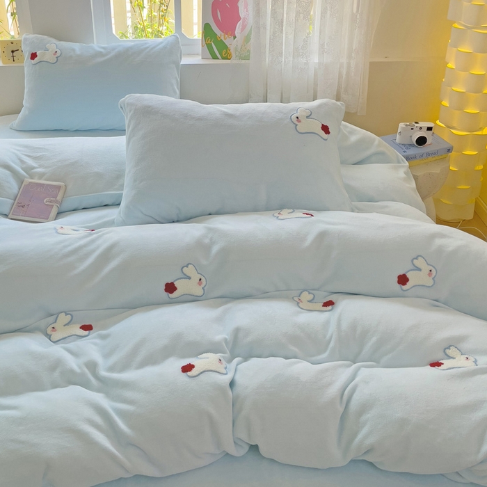 91家纺网 家纺一手货源 找家纺 寐居家纺 2025新款纯色毛巾绣牛奶绒四件套 云朵兔-蓝