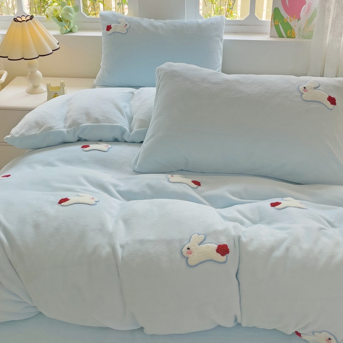 91家纺网 家纺一手货源 找家纺 寐居家纺 2025新款纯色毛巾绣牛奶绒四件套 云朵兔-蓝